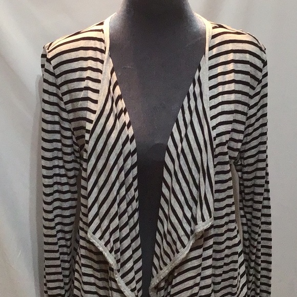 💕NWOT💕 JCP gray & black striped handkerchief front cardigan size large - Picture 2 of 6